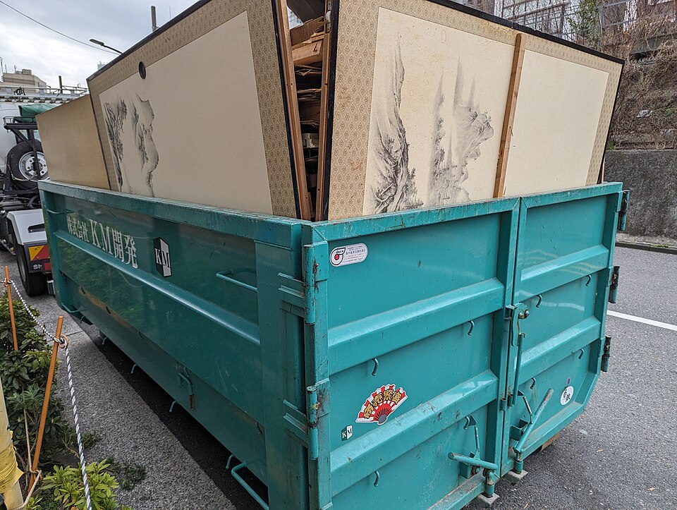 Image of a trash dumpster